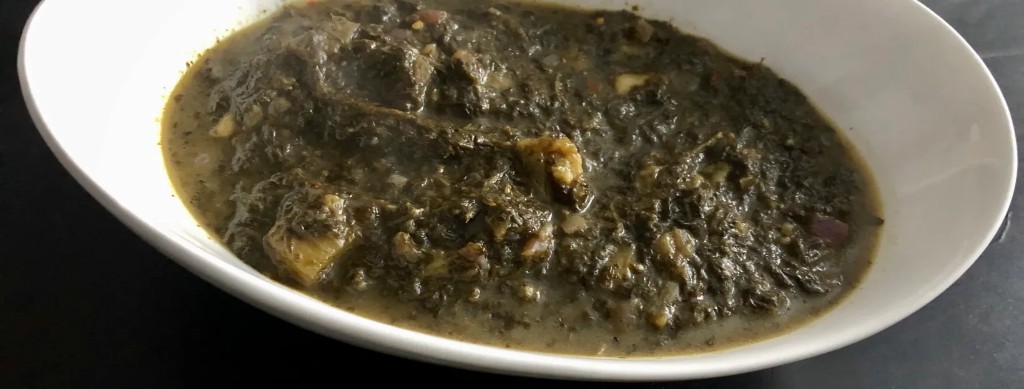 Ngai-ngai mijoté servi dans un plat blanc